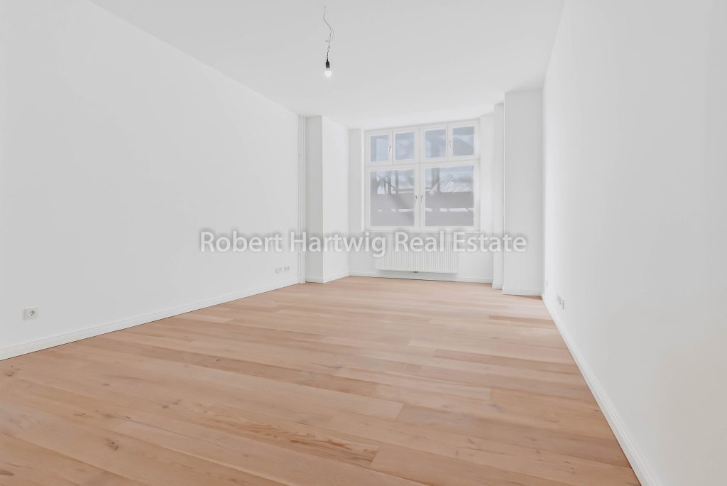 Zimmer mit Fenster zum Innenhof