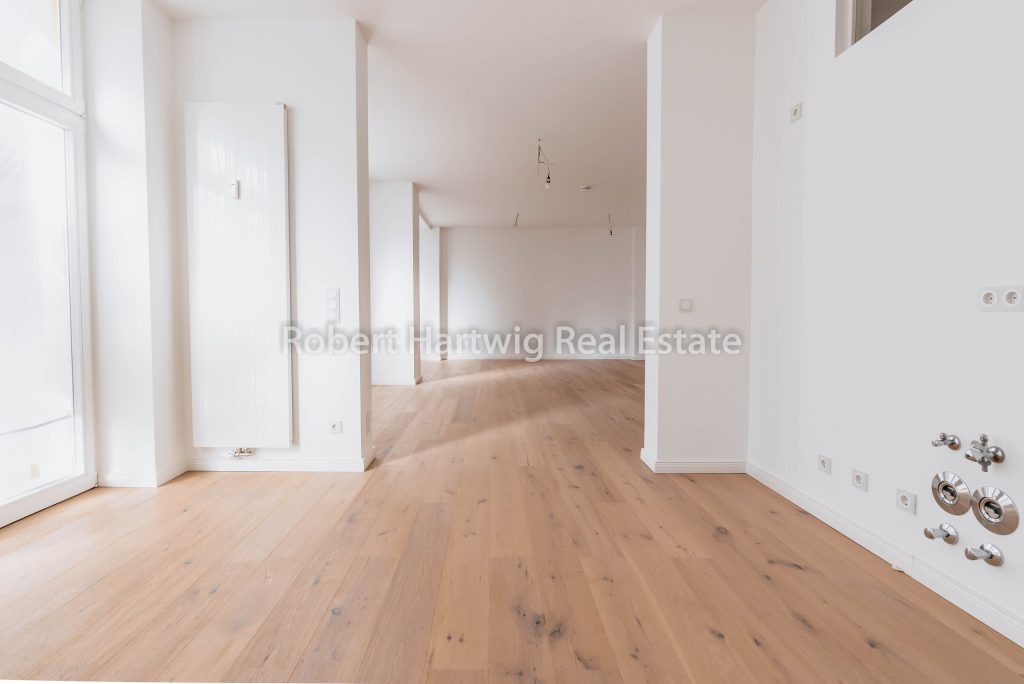Wohnbereich mit Blick in die angrenzenden Raeume