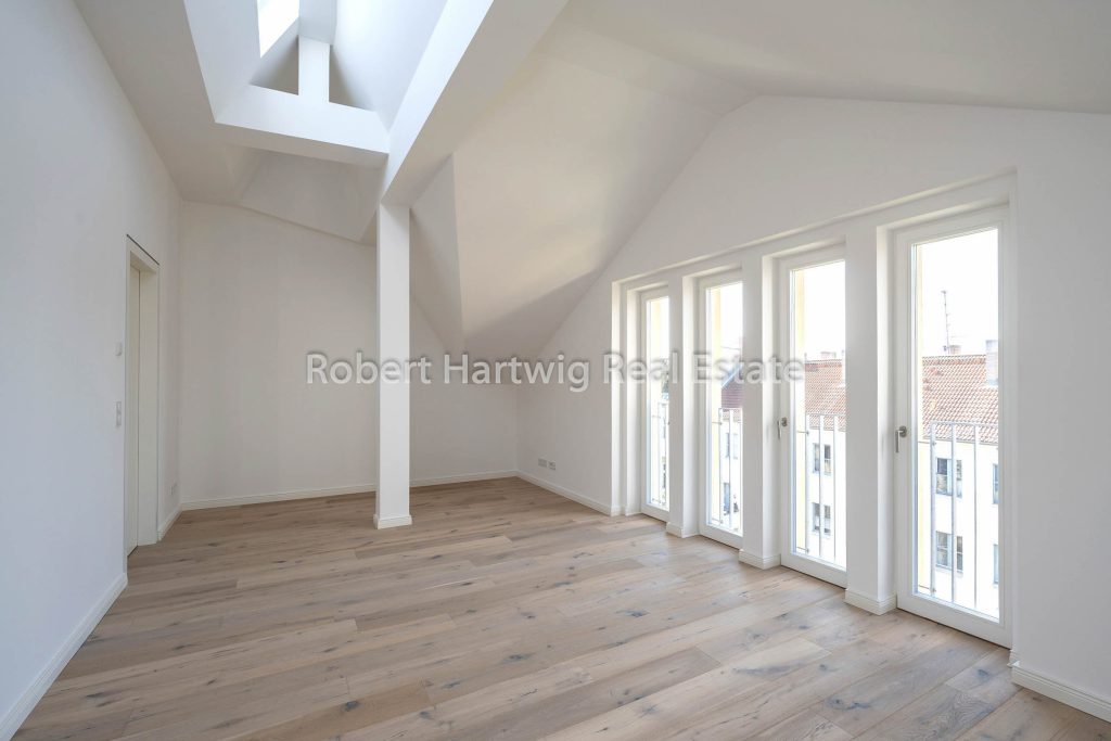 Wohnraum mit Zugang zum Suedbalkon