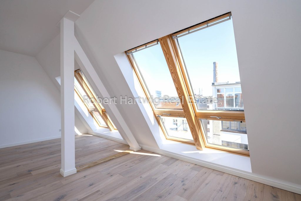 Dachfenster mit Blick ueber Berlin