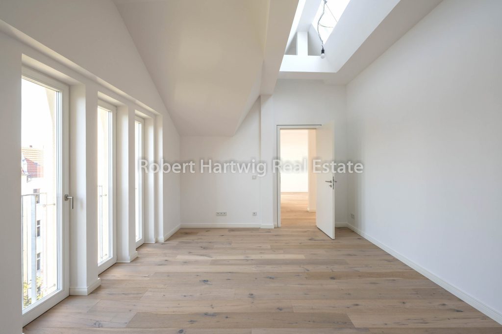 Heller Raum mit Fensterfront