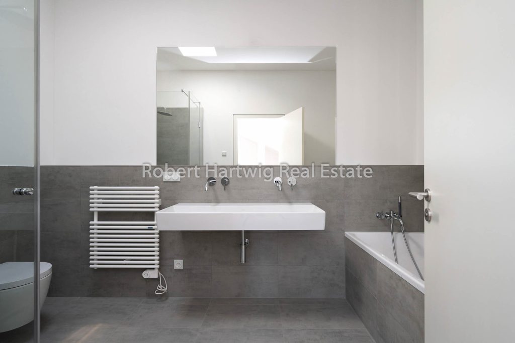 Vollbad mit Badewanne und Regendusche