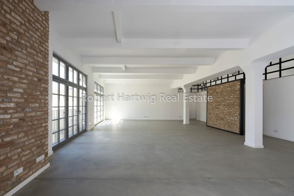 Loft mit Sichtmauerwerk und Industrieverglasung