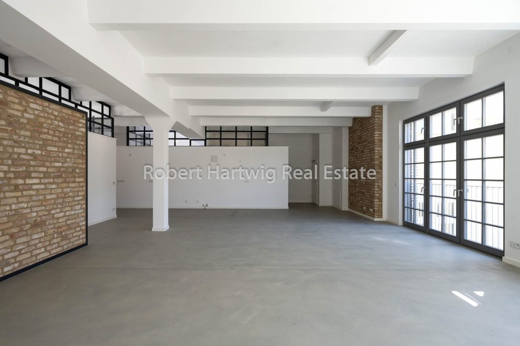 Weitläufiger Loft-Wohnbereich mit Sichtbeton