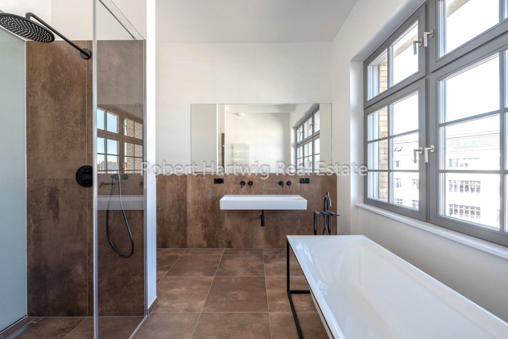 Vollbad mit Badewanne und Regendusche