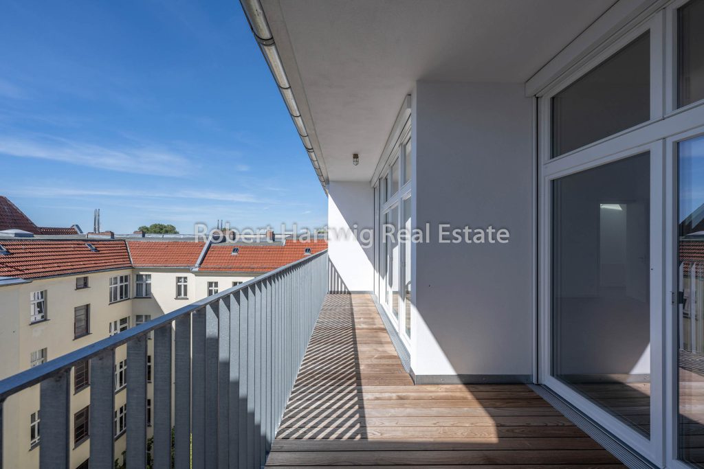 Terrassenzugang mit Blick ueber Berlin
