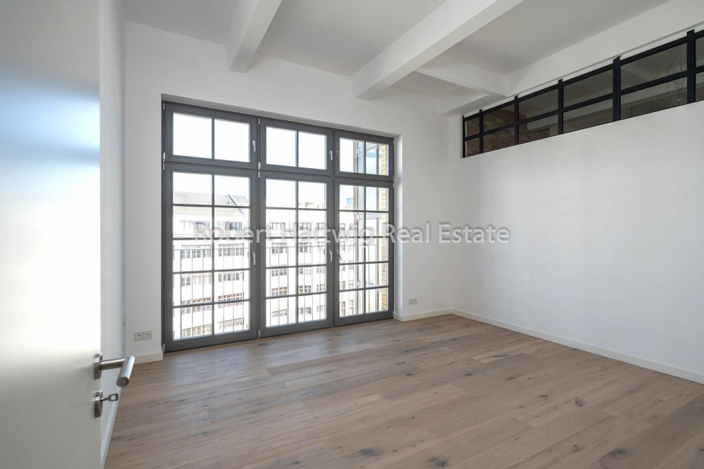 Zimmer mit grossem Fenster und Parkett