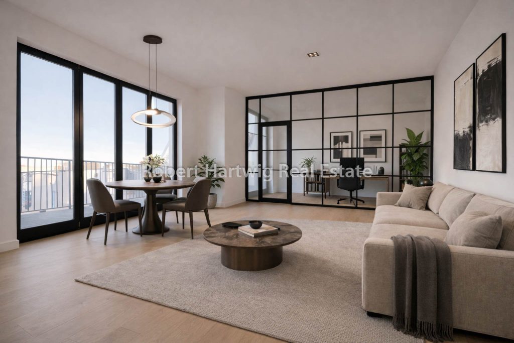 Wohnzimmer mit Glastrennwand zum Arbeitsbereich