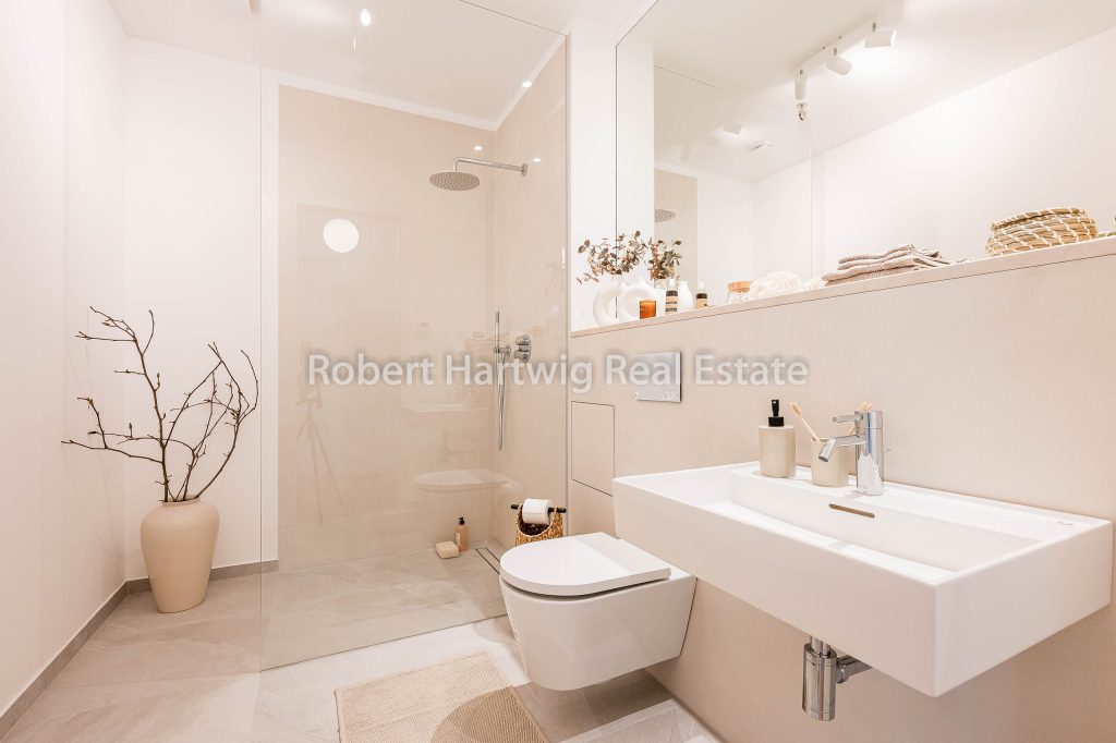 Hochwertiges Badezimmer mit bodengleicher Dusche