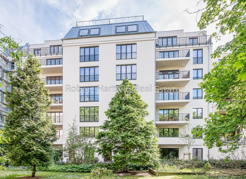 Moderner Neubau mit begruentem Innenhof