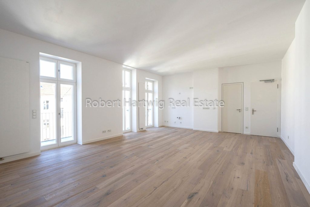 Wohnraum mit bodentiefen Fenstern