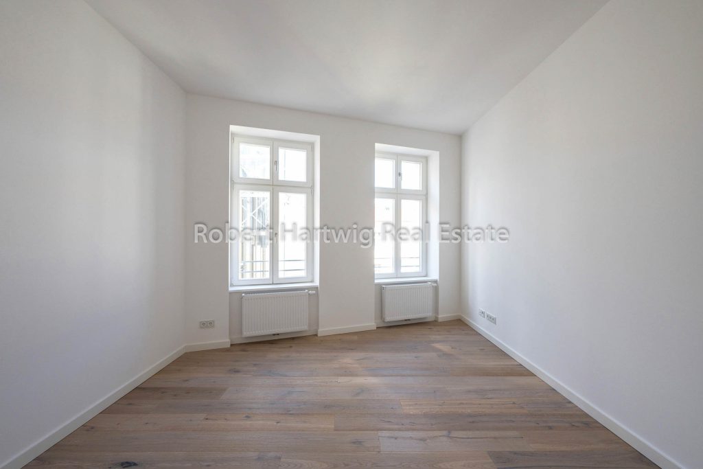 Schlafzimmer mit Altbaufenstern
