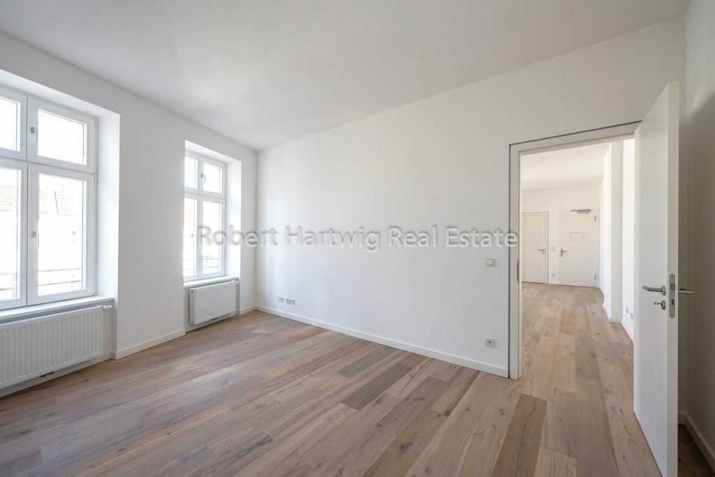 Zimmer mit Blick in den Flur