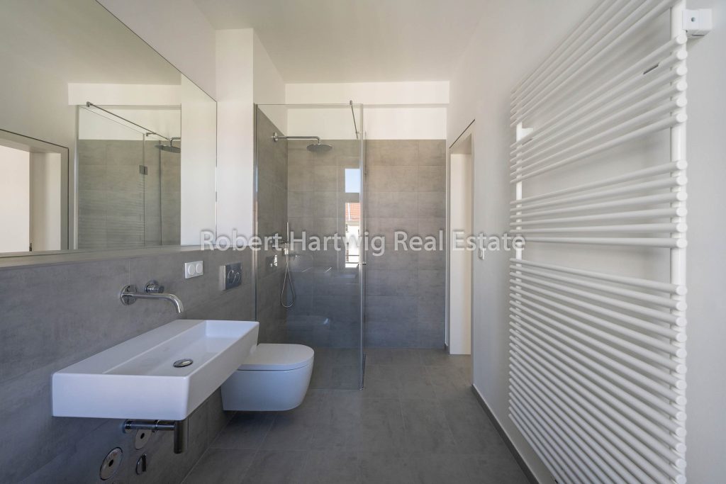 Badezimmer mit bodengleicher Dusche