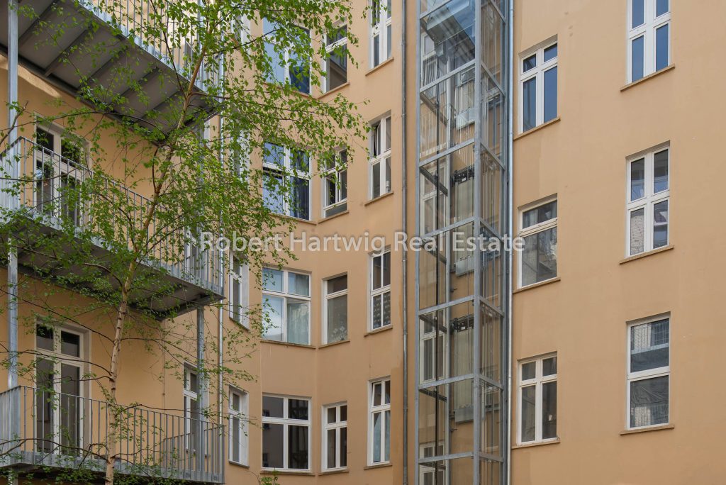 Sanierte Altbaufassade zum Innenhof